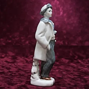 Коллекционная Авторская Фарфоровая статуэтка «Мальчик с коньками», ЛФЗ СССР 1958 год.