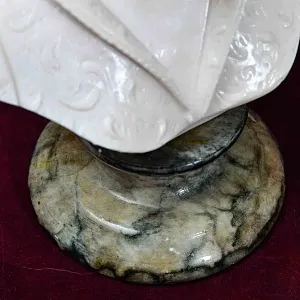 Коллекционная статуэтка - бюст «Герцогиня», Камень, Франция - середина ХХ века. 