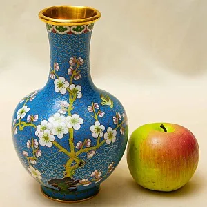 Шикарная Ваза «Сакура в цвету» в технике « Клуазоне» Китай 50 -е годы ХХ века.