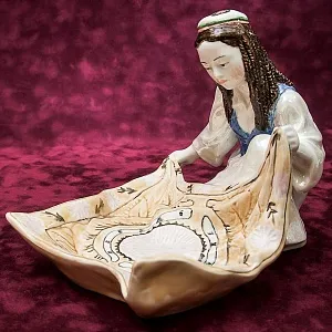 Коллекционная статуэтка - мелочевница «Узбечка с ковром», Фаянс ЗиК Конаково СССР, 1952 - 1962 годы. 