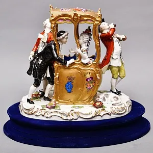 Антикварная Фарфоровая статуэтка «Дама в золотом портшезе», Carl Thieme Германия, 1864 - 1888 годы. 