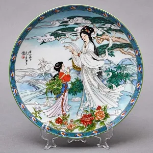 Коллекционная Номерная Тарелка «Китайские мастерицы шелка» Фарфор, Китай -1990 год.