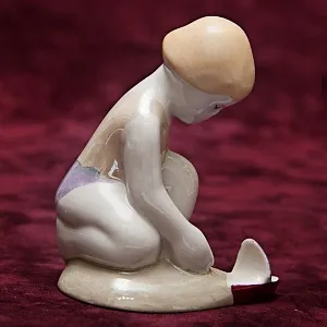 Фарфоровая статуэтка «Девочка с корабликом», СССР Сысертский фарфоровый завод, 1960 - 1977 гг. 