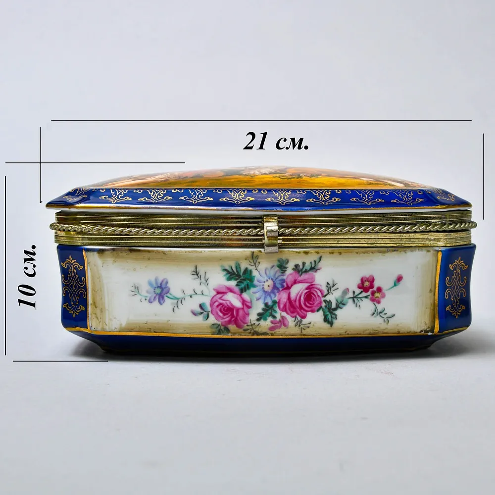 Винтажная Фарфоровая Шкатулка «Свидание в саду», Франция - первая половина ХХ века.