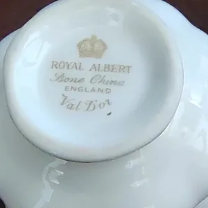 Коллекционная Фарфоровая Кофейная пара «Белое Золото», ROYAL ALBERT Англия, вторая половина ХХ века.