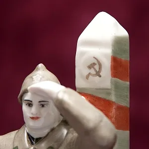 Агитационная Фарфоровая Статуэтка «Пограничник», ЛФЗ СССР -1930-е годы ХХ века.