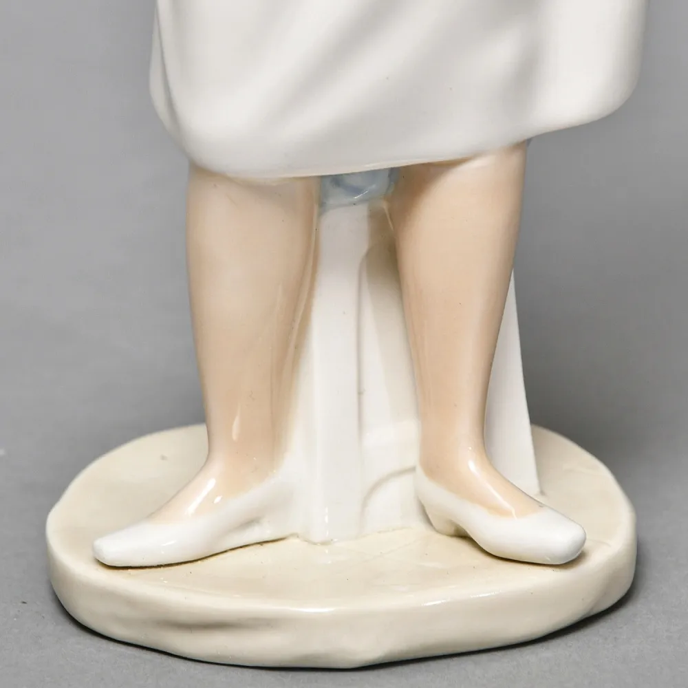 Коллекционная Фарфоровая статуэтка «Медсестра с младенцем», NAO by Lladro Испания.