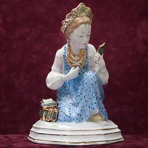 Авторская Фарфоровая статуэтка «Малахитовая шкатулка», СССР Дулево, 50-е года.