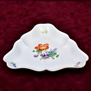 Сервировочная Тарелка - Блюдо треугольной формы «BLUMEN», Фарфор MEISSEN Германия - 1982 год.