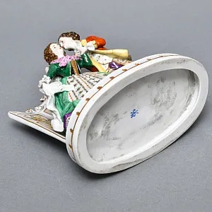 Коллекционная Фарфоровая статуэтка «Свидание за ширмой», Scheibe-Alsbach Германия, середина ХХ века. 