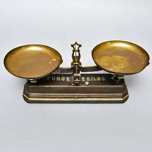 Антикварные Кухонные весы с двумя латунными чашами FОRCE на 2кг. Франция начало ХХ века!