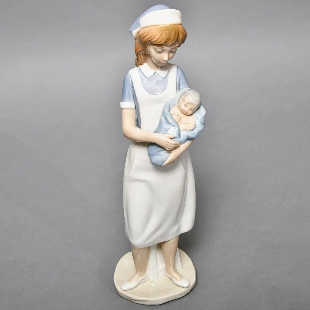 Коллекционная Фарфоровая статуэтка «Медсестра с младенцем», NAO by Lladro Испания.