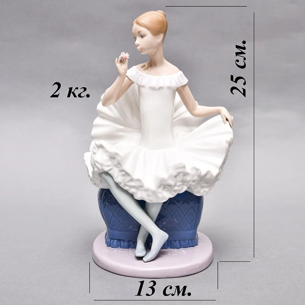 Коллекционная Фарфоровая статуэтка «Балерина в кресле с цветком», Nao by Lladro Испания.