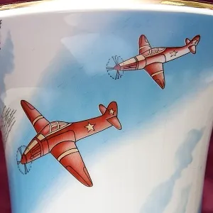 Коллекционная Авторская Ваза «Самолеты» из серии «65 лет Победы», фарфор ИФЗ, Россия. 