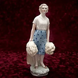 Редкость!!!  Фарфоровая Статуэтка «Девушка со снопами» Рижский ФЗ - CCCР -1956 год.