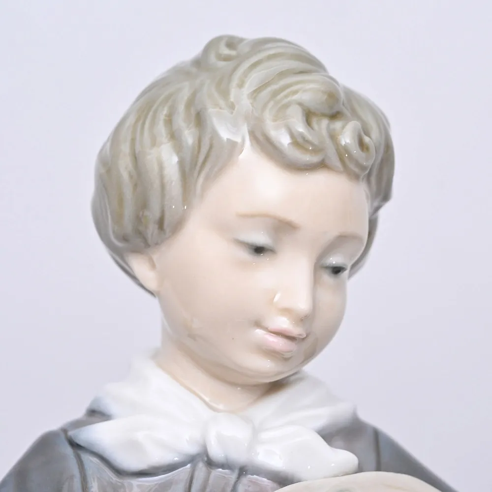 Коллекционная Фарфоровая статуэтка «Мальчик с розами», Lladro Испания, 1971 - 1979 годы.
