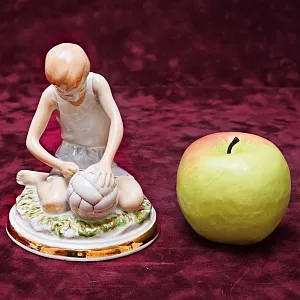 Фарфоровая статуэтка «Мальчик, надувающий мяч», «Красный фарфорист» Чудово, СССР -1956 год. 