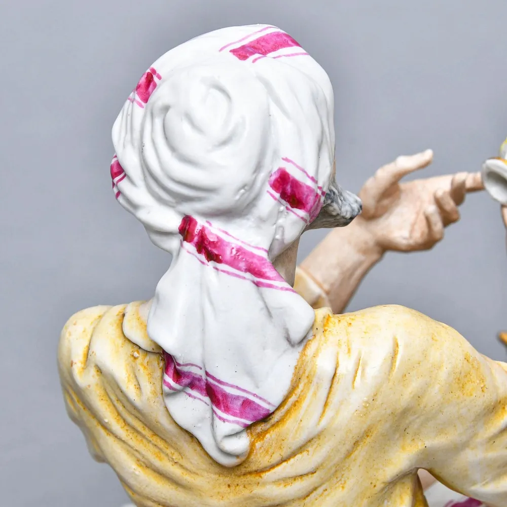  Коллекционная фарфоровая статуэтка «Восточный Продавец Фарфора», Capodimonte Style Италия.