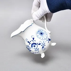 Фарфоровый молочник - сливочник на ножках «Луковый узор», MEISSEN Германия, середина ХХ века. 
