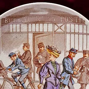Антикварная Тарелка «У Почтового отделения», Фаянс Sarreguemines, Франция конец XIX века.