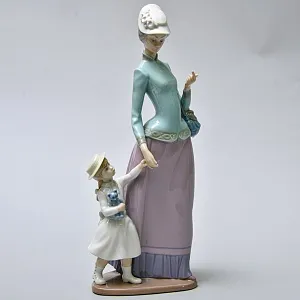 Коллекционная Фарфоровая статуэтка «На прогулке. Дама и девочка», Lladro Испания. 