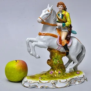 Коллекционная Фарфоровая статуэтка «Охотник на лошади», Scheibe-Alsbach Германия, середина ХХ века.