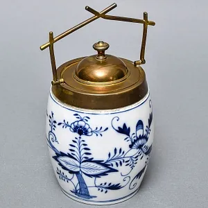 Антикварная Фарфоровая бисквитница - конфетница «Синий лук», Bremer & Liebmann Германия.