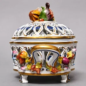 Сухарница - Конфетница - Шкатулка с крышкой «Дары лета», Фарфор Giulia Mangani Италия, 70-е годы.