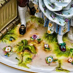 Антикварная Фарфоровая статуэтка «Влюбленная пара. Прятки у колодца», VOLKSTEDTER Германия.