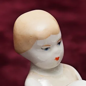 Фарфоровая статуэтка «Девочка с корабликом», СССР Сысертский фарфоровый завод, 1960 - 1977 гг. 