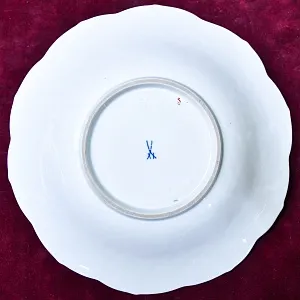 Сервировочное Блюдо - Тарелка «ЛИСТЬЯ И ЦВЕТЫ», Фарфор MEISSEN Германия, вторая половина ХХ века.