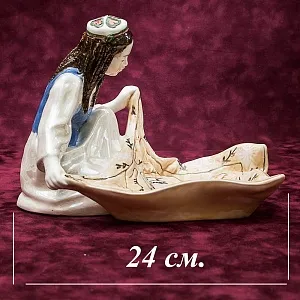 Коллекционная статуэтка - мелочевница «Узбечка с ковром», Фаянс ЗиК Конаково СССР, 1952 - 1962 годы. 