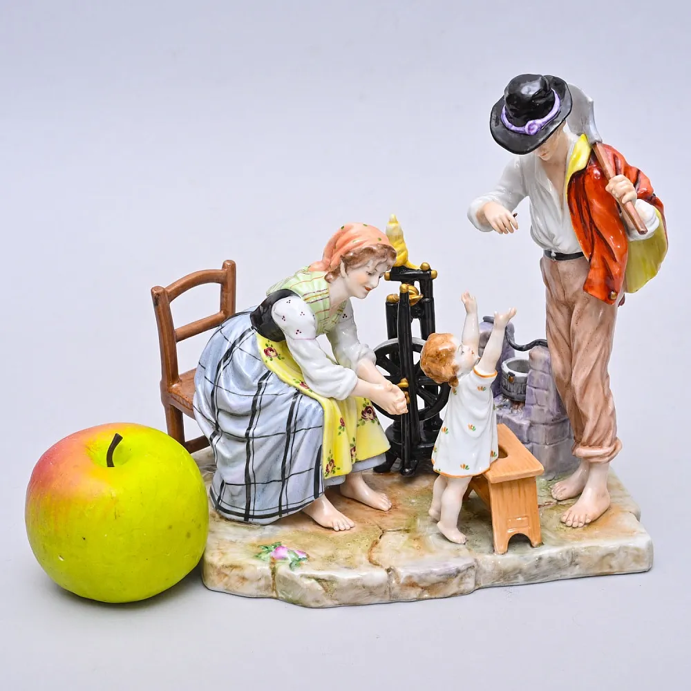 Коллекционная Фарфоровая статуэтка «Папа пришел с работы», VOLKSTEDT Германия, середина ХХ века.