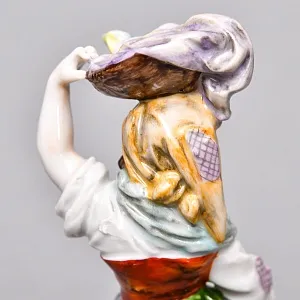 Коллекционная Фарфоровая Статуэтка «Девочка - Торговка рыбой», VOLKSTEDT Германия -50 гг.