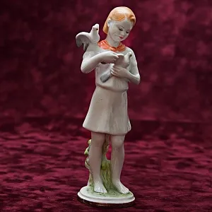РЕДКОСТЬ!! Фарфоровая Статуэтка «Пионерка с голубями», ЛФЗ СССР - 1952 год.