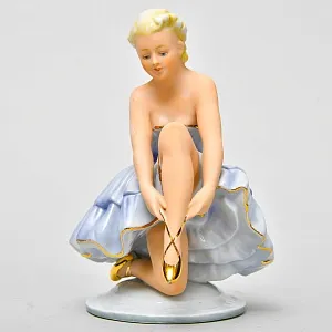 Коллекционная Фарфоровая Статуэтка «Балерина поправляющая пуанту», FASOLD&STAUCH Германия.
