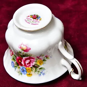 Коллекционная Фарфоровая Чайная пара «Сад в Челси», ROYAL ALBERT Англия, вторая половина ХХ века.