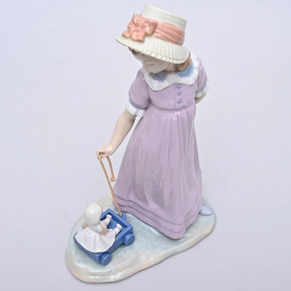 Коллекционная Фарфоровая статуэтка «Девочка с куклой», Lladro Испания, 1978 год.