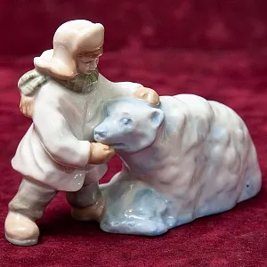 Авторская Коллекционная Фарфоровая Статуэтка «Мальчик и Снежный Медведь», Дулёво Россия.