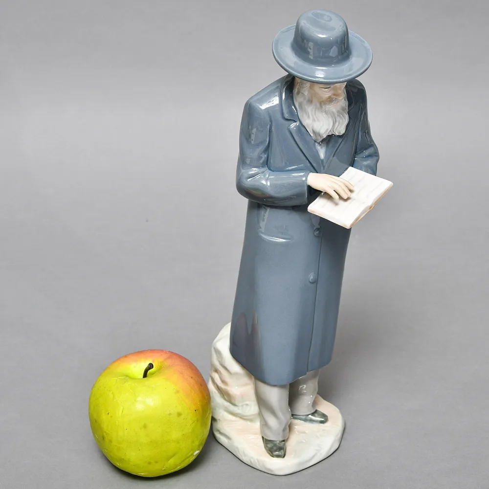 Коллекционная Фарфоровая статуэтка «Раввин. Ребе, читающий Тору», NAO by Lladro Испания.