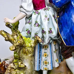 Антикварная Фарфоровая статуэтка «Влюбленная пара. Прятки у колодца», VOLKSTEDTER Германия.