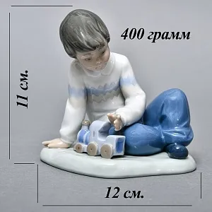 Коллекционная Фарфоровая статуэтка «Мальчик с паровозиком», NAO by Lladro Испания. 