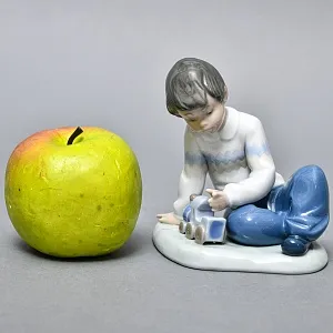 Коллекционная Фарфоровая статуэтка «Мальчик с паровозиком», NAO by Lladro Испания. 