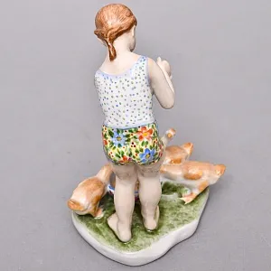 Коллекционная Фарфоровая статуэтка «Девочка с гусятами», Россия ДФЗ - Дулево. 