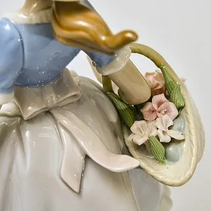 Авторская Фарфоровая Статуэтка «Девочка с цветами и cобака», Lladro Испания - 1974 год.