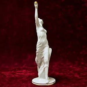 Коллекционная Фарфоровая Статуэтка «Девушка с золотым шаром», GOEBEL Германия - 1979 год.