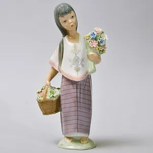 Авторская Фарфоровая статуэтка «ЛУПИТА. Девочка с цветами и корзинкой яблок», Lladro Испания.