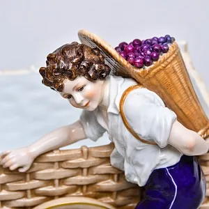 Коллекционная Фарфоровая статуэтка «Сбор винограда», Германия - вторая половина ХХ века. 