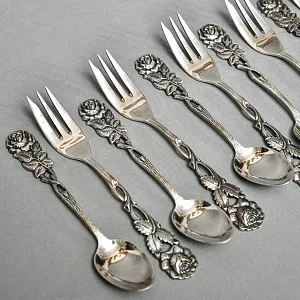 «Хильдесхаймская роза» - Сервировочный Набор Десертных Ложечек и Вилочек, Silverplate, Германия 60-е годы.