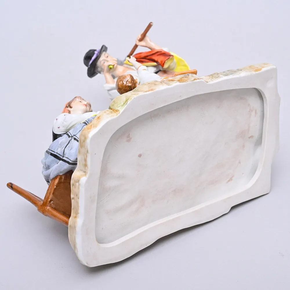 Коллекционная Фарфоровая статуэтка «Папа пришел с работы», VOLKSTEDT Германия, середина ХХ века.